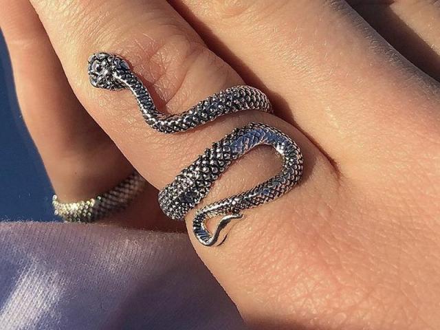 Anillo de serpiente, venta de las joyas originales